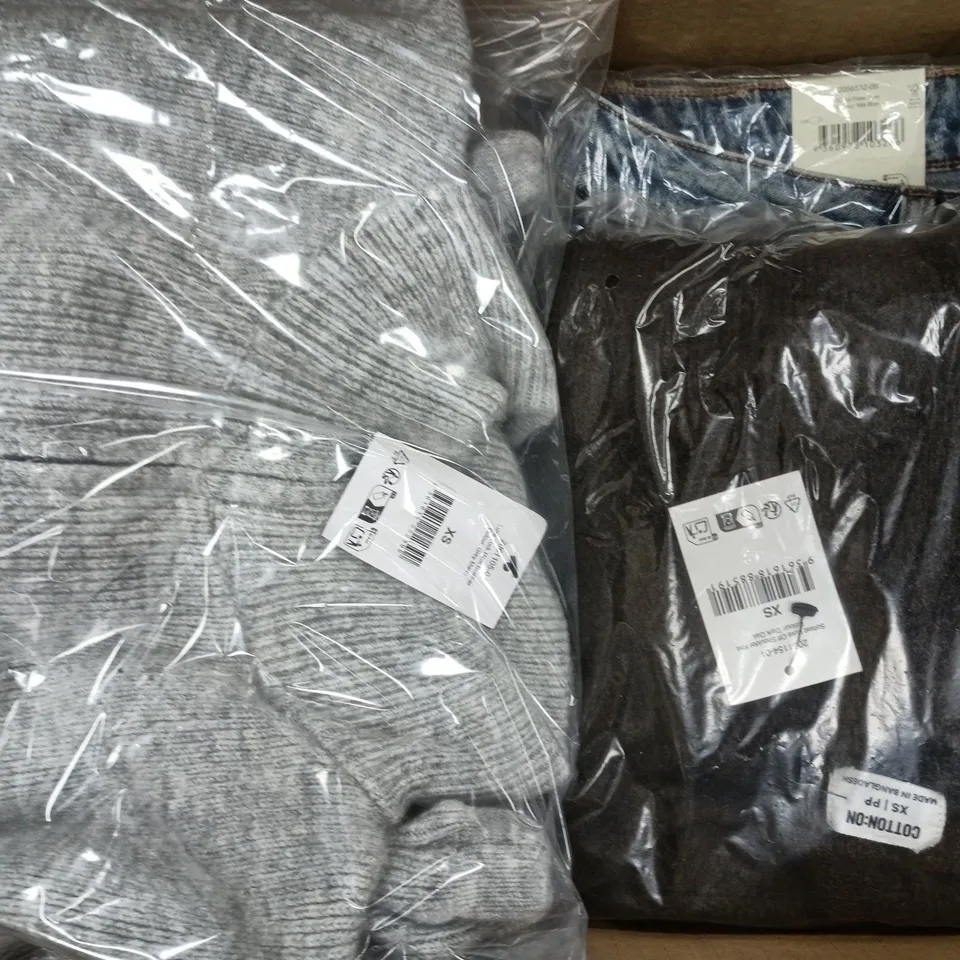 APPROXIMATELY 20 ASSORTED CLOTHING ITEMS IN VARIOUS SIZES, COLOURS & STYLES TO INCLUDE TUCK HEM BOMBER, OFF SHOULDER KNIT, CURVY FLARE JEAN, ETC