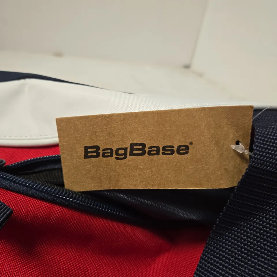 BAGBASE RED SPORTS BAG WITH CREST PATCH