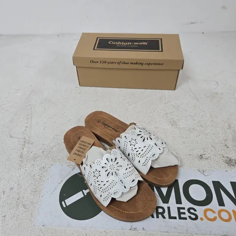 CUSHION-WALK KHLOE WHITE SANDALS – UK 4