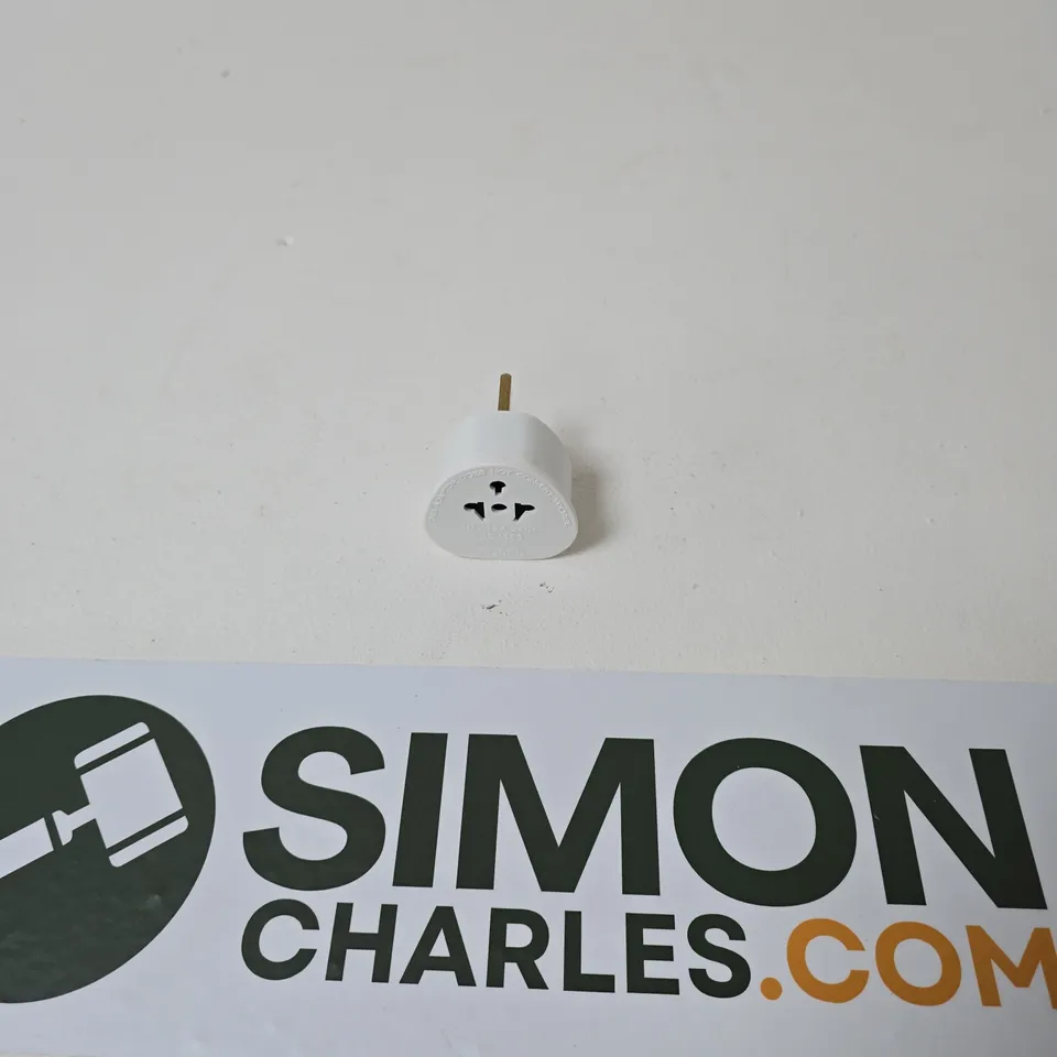 BOX OF APPROXIMATELY 100 X INTERNATIONAL ADAPTER PLUGS