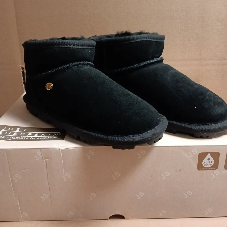BOXED PAIR OF JUST SHEEPSKIN LADIES GRACE SLIPPERS – BLACK, UK 5 