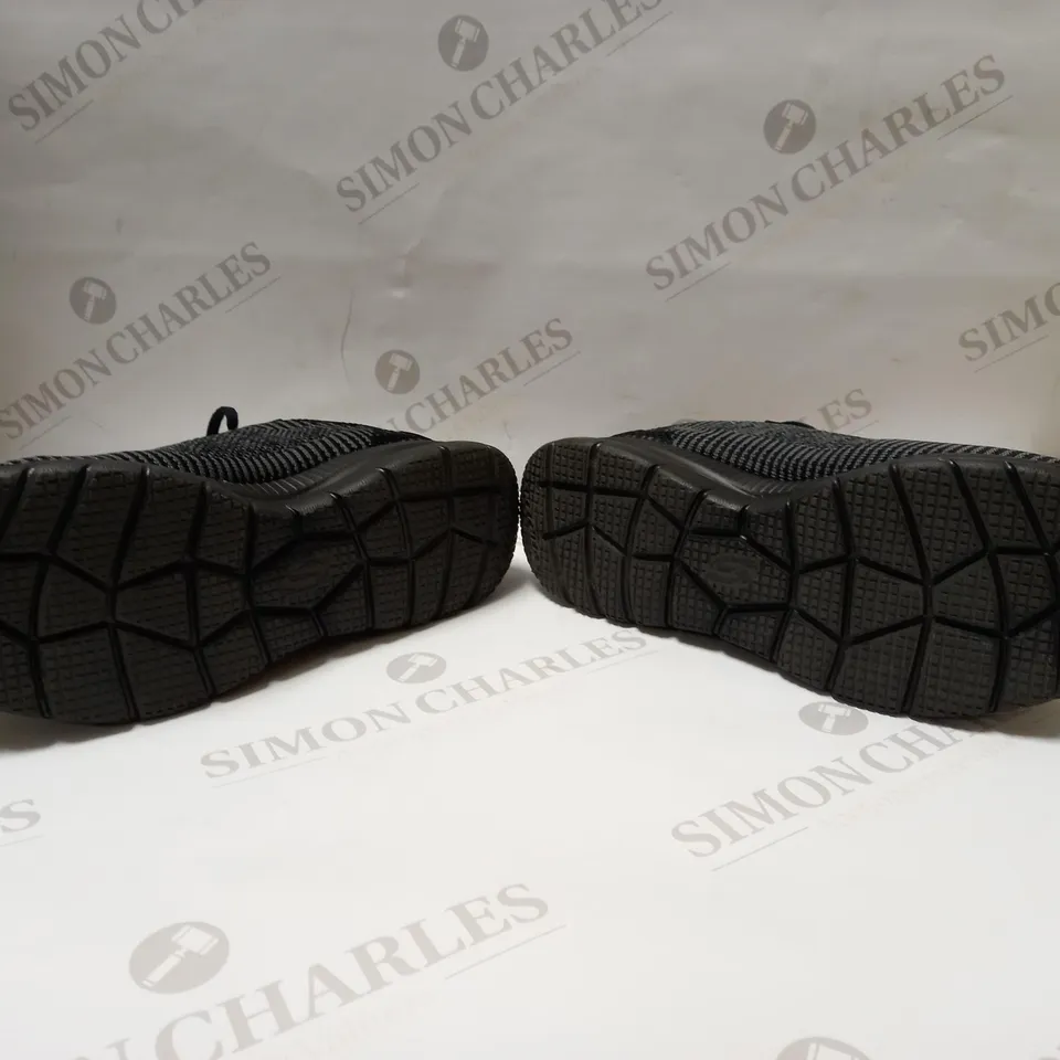 SKECHERS BONTIFUL PURIST TRAINER SIZE 5