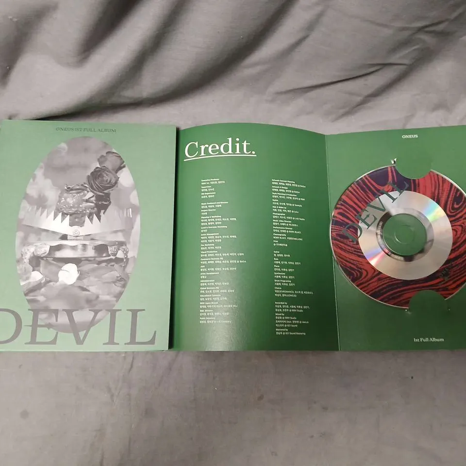 ONEUS - DEVIL (1ST FULL ALBUM) CD WITH BOOKLET