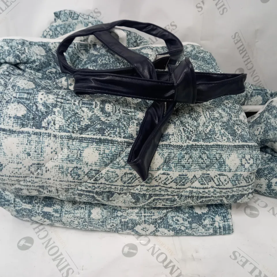 ALISON CORK INDOOR/ OUTDOOR CHINOISERIE PICNIC BLANKET - BLUE/WHITE