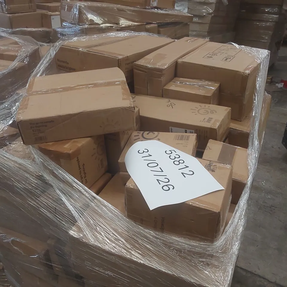 PALLET CONTAINING A VERY LARGE QUANTITY OF ASSORTED DESIGNER LIGHTING PRODUCTS