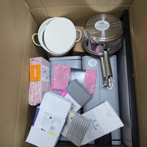 LARGE BOX OF APPROXIMATELY 10 ASSORTED ITEMS TO INCLUDE DUVET SETS, PANS AND BINS