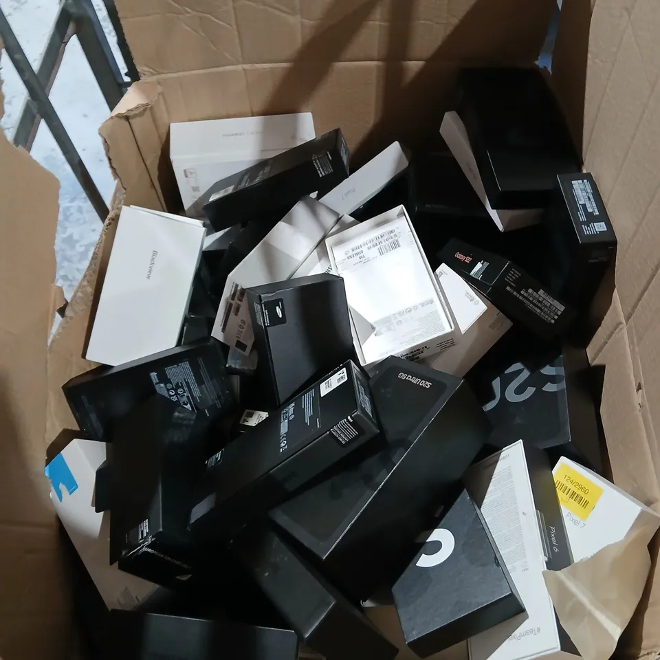 LARGE QUANTITY OF ASSORTED ELECTRICAL DEVICE PACKAGING/BOXES TO INCLUDE BOXES FOR; SAMSUNG S20, GOOGLE PIXEL 7, SAMSUNG S21 ULTRA 5G AND GOOGLE PIXEL 7 PRO
