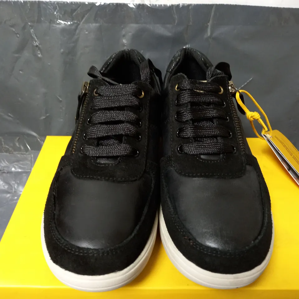 STRIVE MADISON TRAINERS IN BLACK - UK 4.5