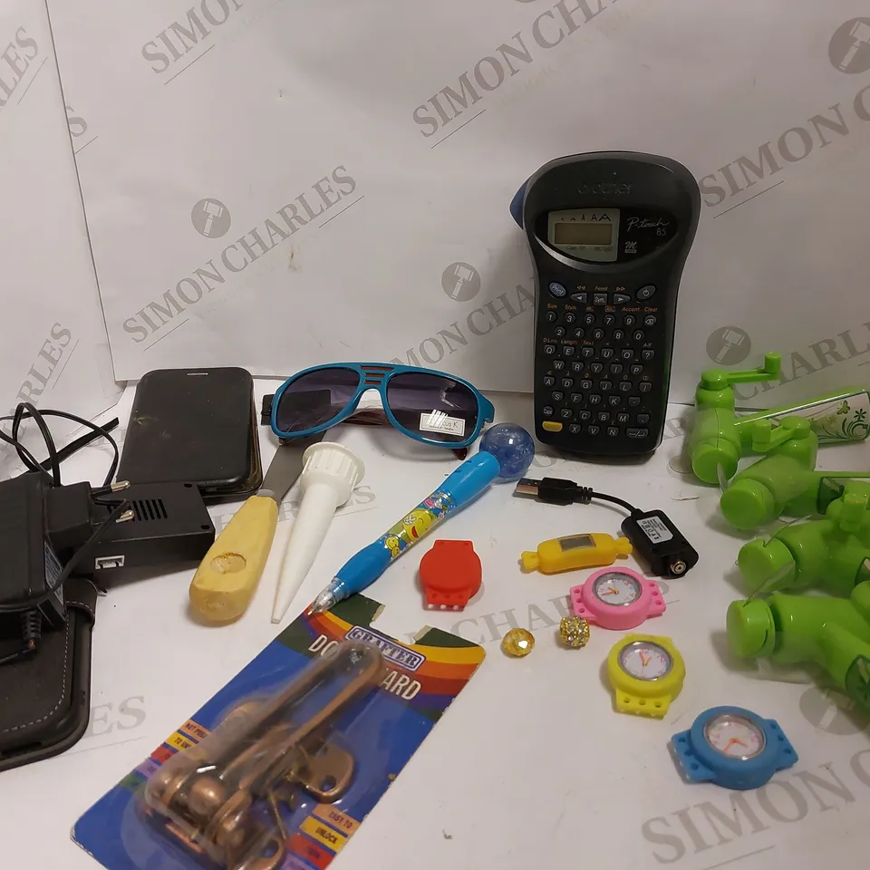 LOT OF APPROX. 15 ITEMS INCLUDING BROTHER P-TOUCH 85, HAND FANS, PHONE CASES