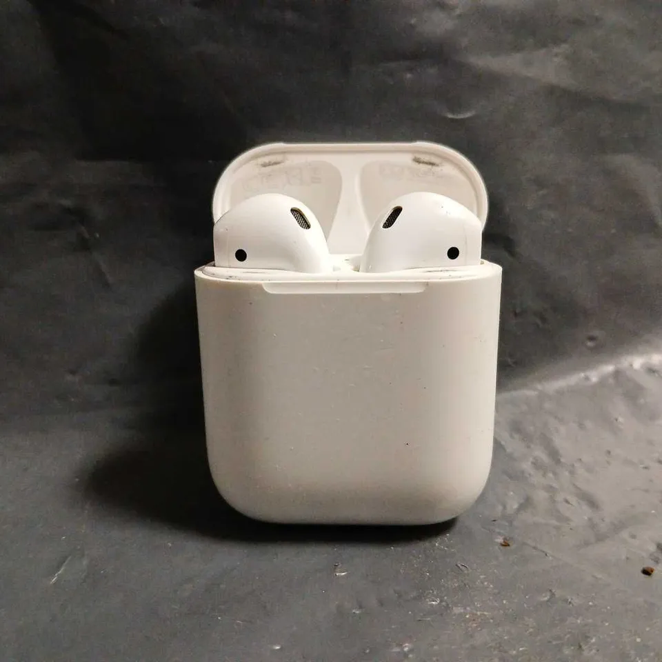  APPLE AIRPODS 1ST GENERATION IN WHITE A1602