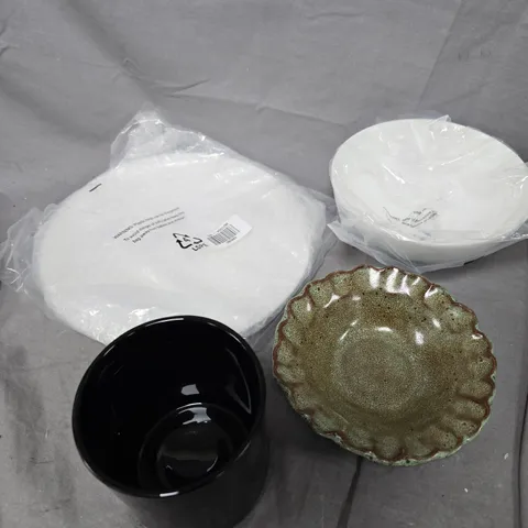 APPROXIMATELY 7 ASSORTED HOUSEHOLD PRODUCTS TO INCLUDE PLATES, BOWLS ETC 