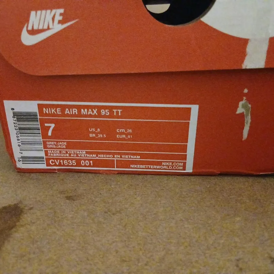 NIKE AIR MAX 95 TT TRAINERS – GREY/WHITE, UK 7 (US 8, EUR 41)