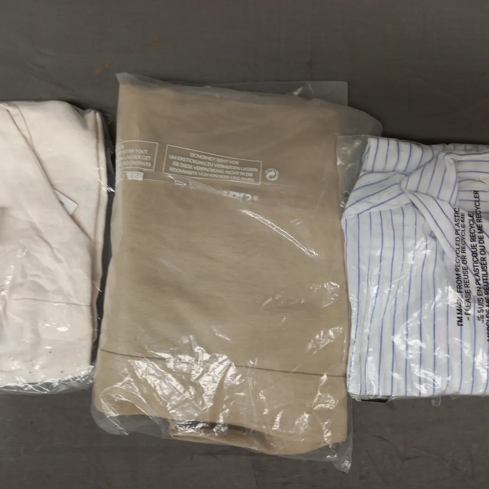 BOX OF APPROXIMATELY 20 ASSORTED CLOTHING AND FASHION ITEMS IN VARIOUS COLOURS, STYLES, AND SIZES - COLLECTION ONLY