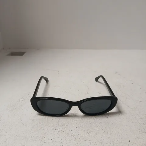 PRAGNELL BLACK SUNGLASSES WITH BROWN LEATHER CASE