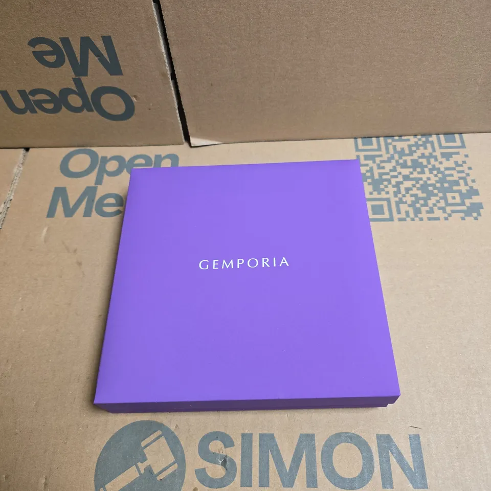 GEMPORIA PEARL BRACELET SET WITH BOX AND PURPLE POUCH