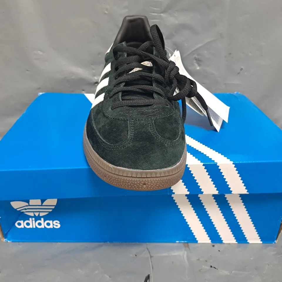 BOXED PAIR OF ADIDAS HANDBALL SPEZIAL SHOES IN BLACK/WHITE SIZE UK 9