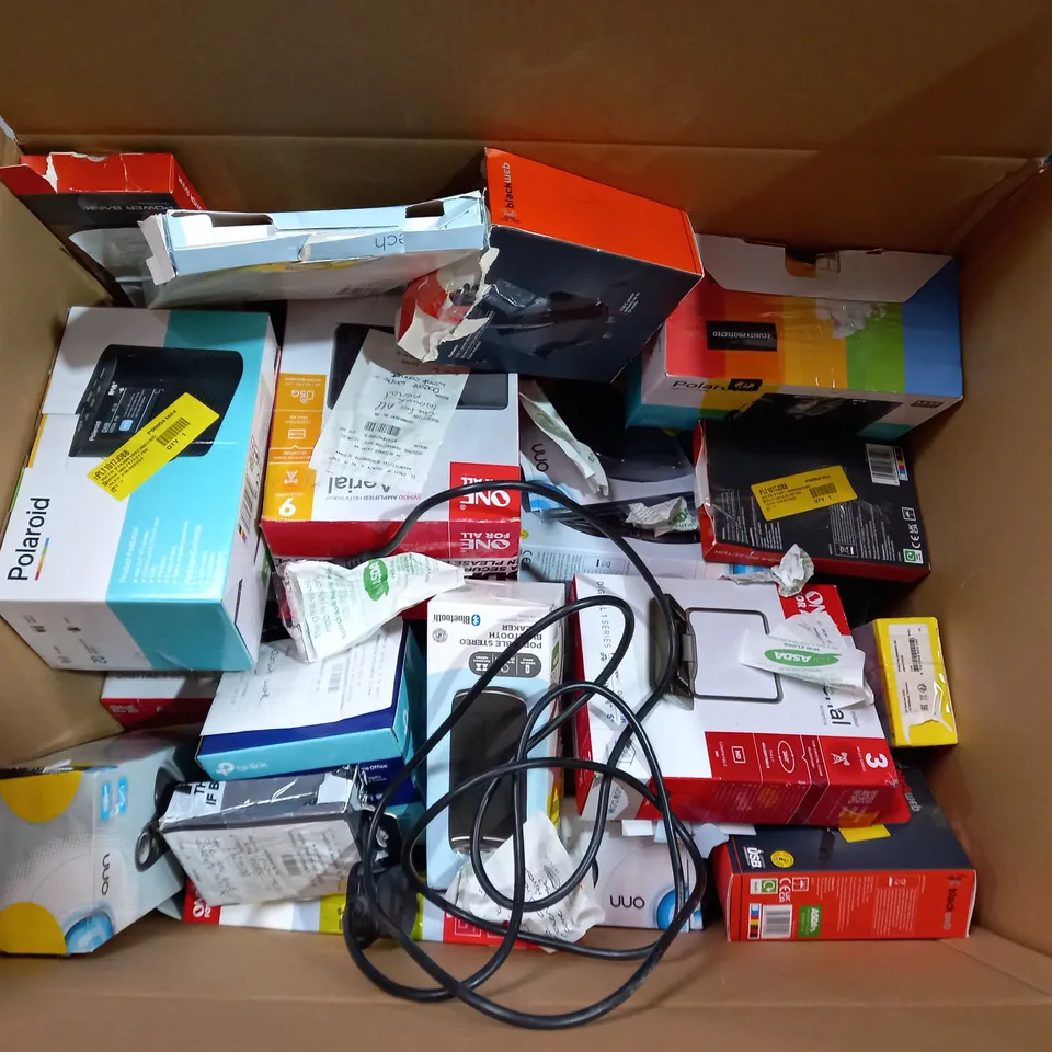 BOX OF APPROXIMATELY 30 ASSORTED ELECTRICAL ITEMS TO INCLUDE BLACKWEB LAPTOP CHARGER, BLACKWEB OPTICAL CABLE, ONN HEADPHONES ETC