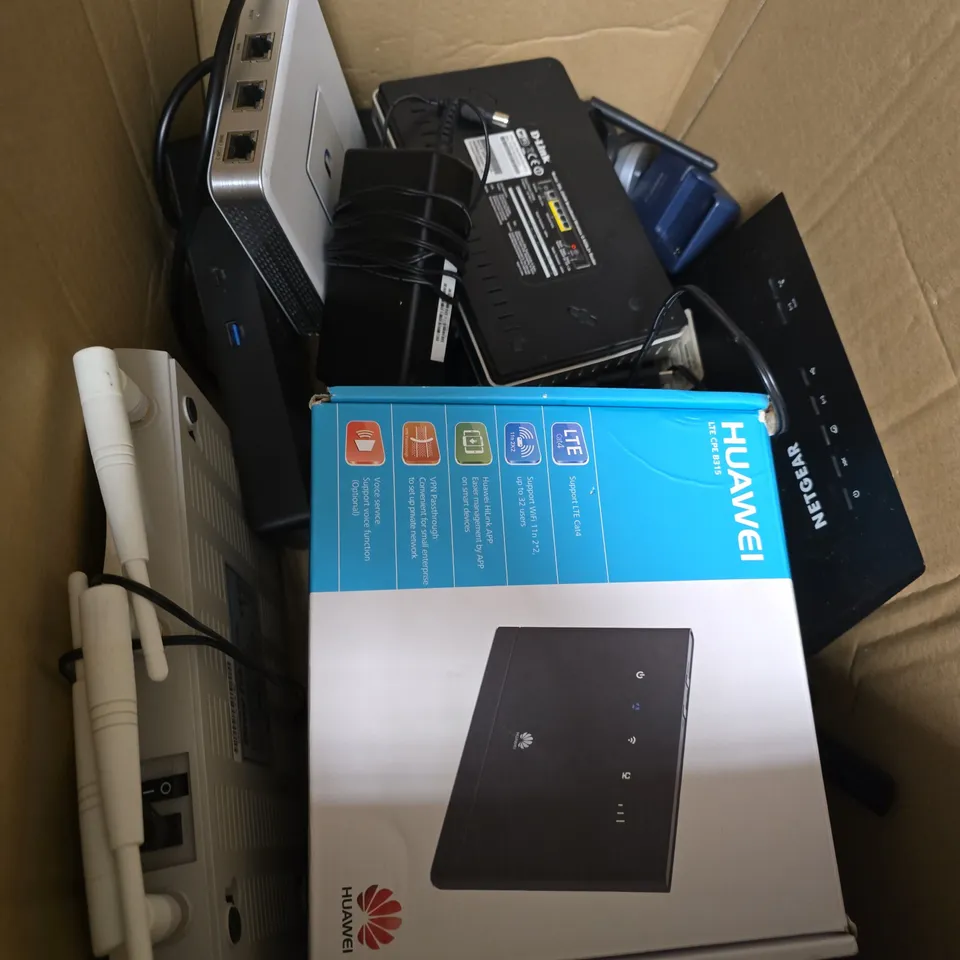 BOX OF APPROXIMATELY 10 ASSORTED ELECTRICAL ITEMS INCLUDING HUAWEI WIFI ROUTER AND NETGEAR POWER CABLE 