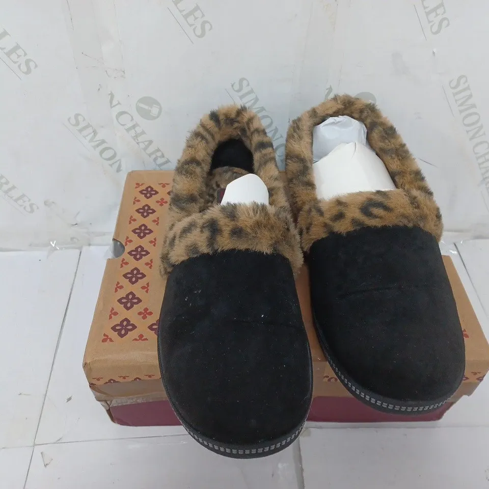 BOXED PAIR OF SKECHERS COZY CAMPFIRE FRISKY GAL LEOPARD FUR LINED SLIPPERS IN BLACK SIZE 8