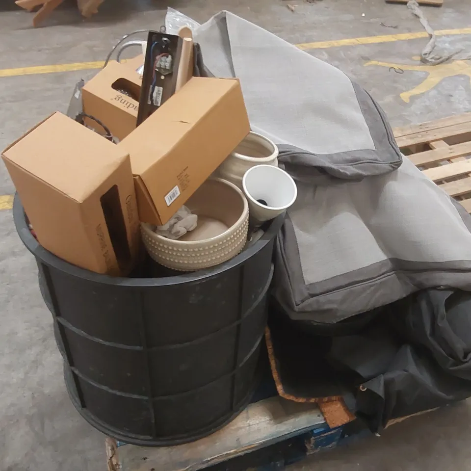 PALLET CONTAINING A LARGE QUANTITY OF ASSORTED GARDEN/HOME FURNITURE AND DECORATION PARTS
