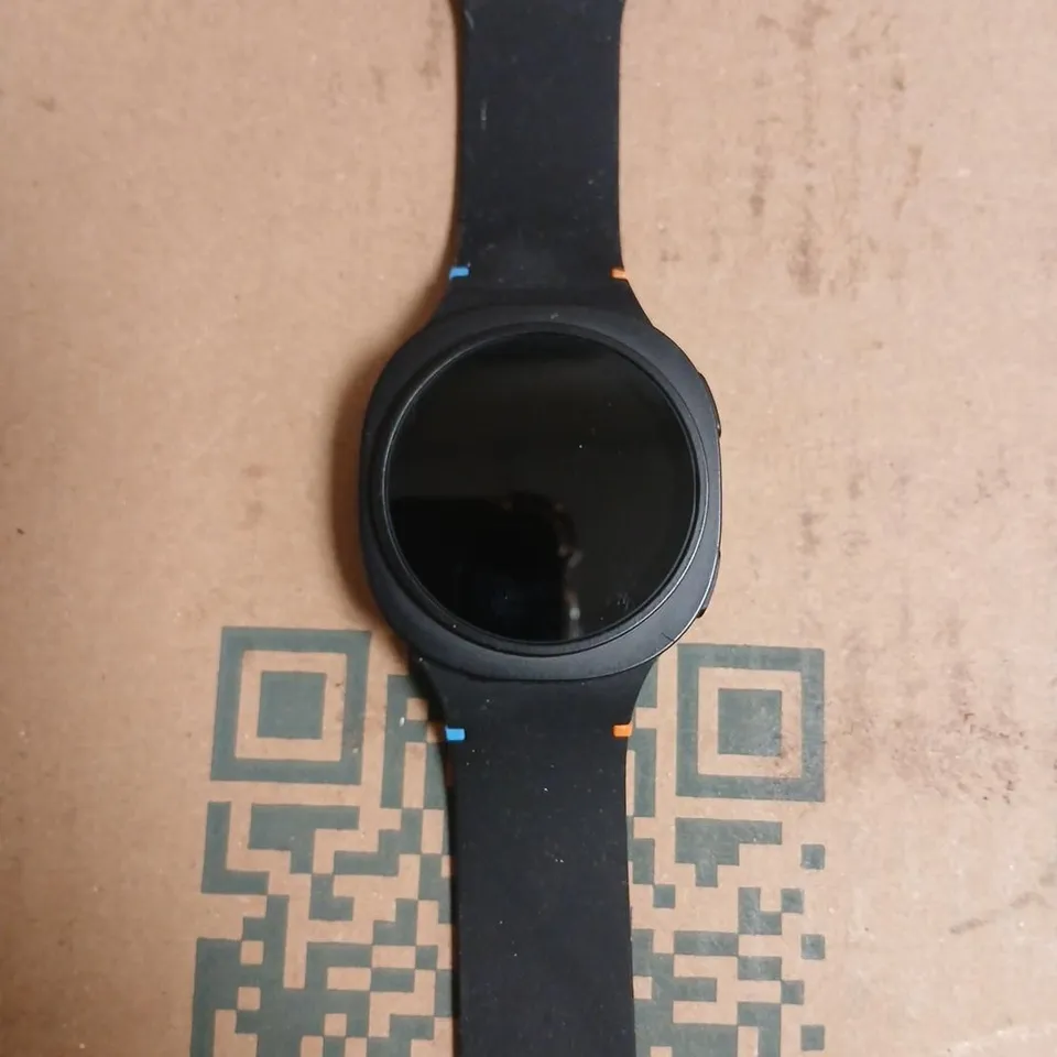 BLACK ROUND SMARTWATCH WITH SILICONE STRAP AND BLUE/ORANGE ACCENTS 