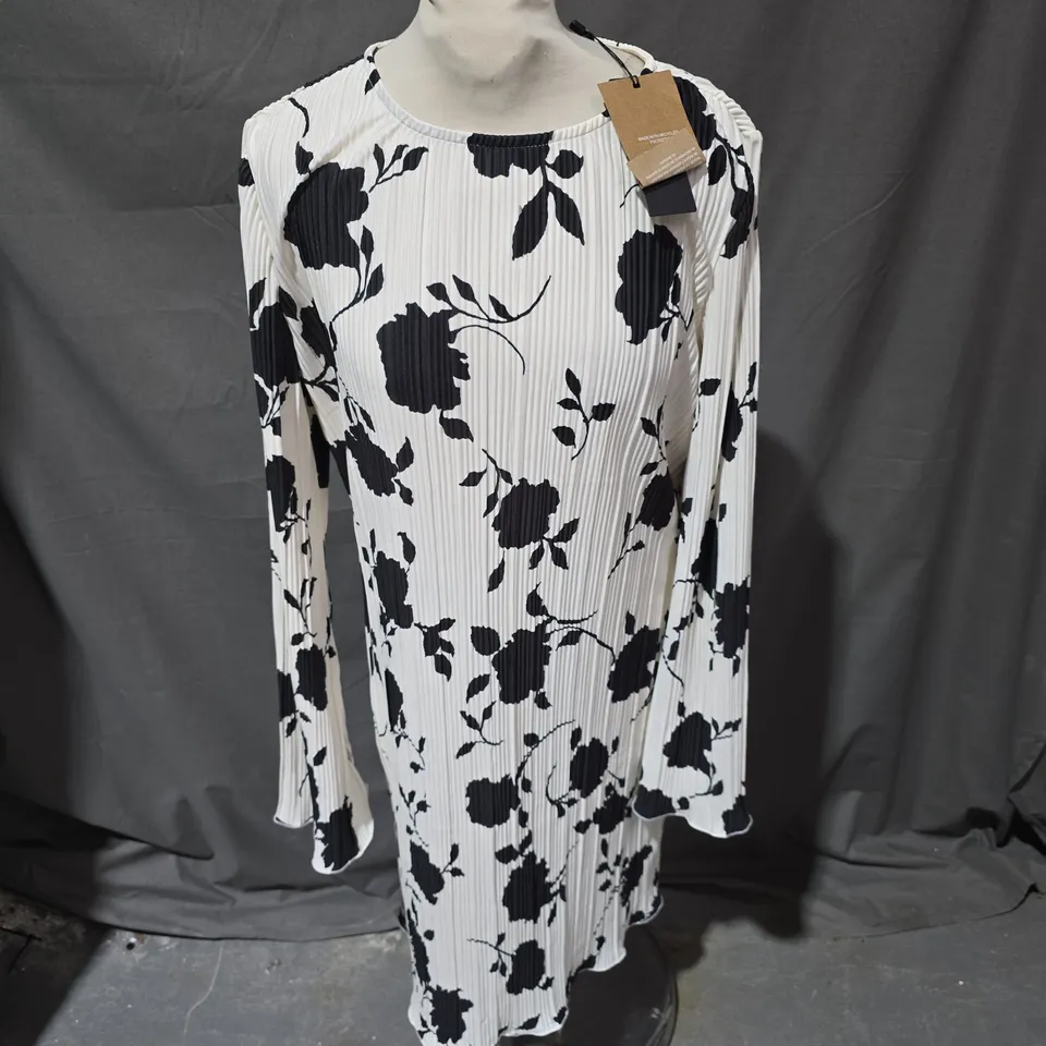 VERO MODA LS SHORT PLISSE DRESS IN SNOW WHITE FLORAL PRINT - LARGE