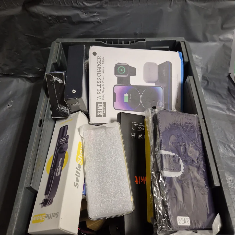 APPROX 20 ASSORTED PHONE ACCESSORIES TO INCLUDE CASES, SCREEN PROTECTORS, CHARGERS, ETC 