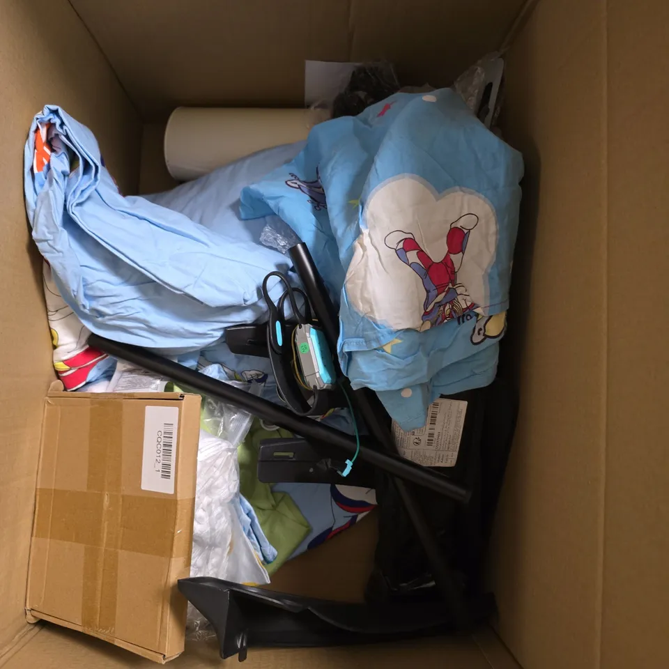 BOX OF APPROXIMATELY 10 ASSORTED HOUSEHOLD ITEMS TO INCLUDE - BLANKET - BEDSET - CHAIN - ETC