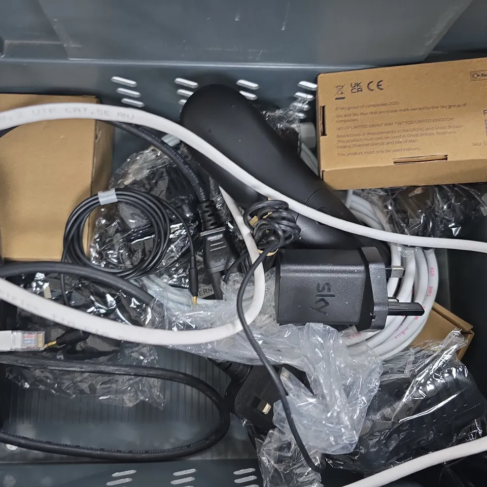 APPROXIMATELY 10 ASSORTED HOUSEHOLD ELECTRICAL ITEMS TO INCLUDE REMOTES, CABLES, ETC