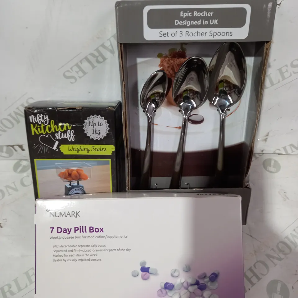 BOX OF APPROXIMATELY 10 ASSORTED HOUSEHOLD ITEMS TO INCLUDE SET OF 3 SPOONS, WEIGHING SCALES, 7 DAY PILL BOX, ETC