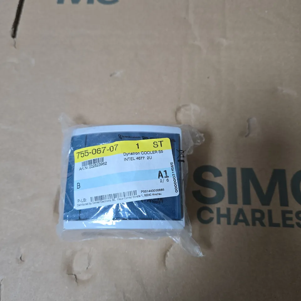 BOX OF APPROXIMATELY 12 ASSORTED ITEMS INCLUDING PREMIUM LINE EXTENSION LEAD , MARIGOLD EXTRA LIFE KITCHEN GLOVES AND DYNATRON COOLER 