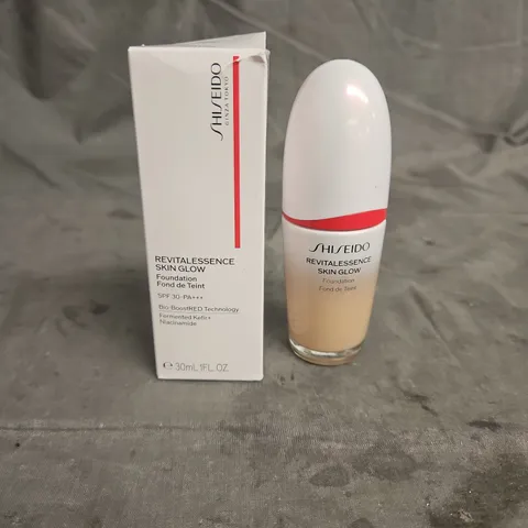 BOXED SHISEIDO REVITALESSENCE SKIN GLOW FOUNDATION IN 320 PINE 30ML