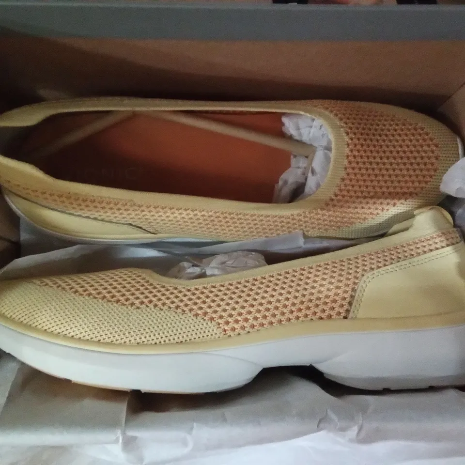 BOX CONTAINING 4 PAIRS OF VIONIC SHOES INCLUDING 2 × KALLIE BALRNA BLACK SIZE 8, KALLIE BALRNA MARSHMALLOW SIZE 7, KALLIE BALRNA SUN SIZE 8