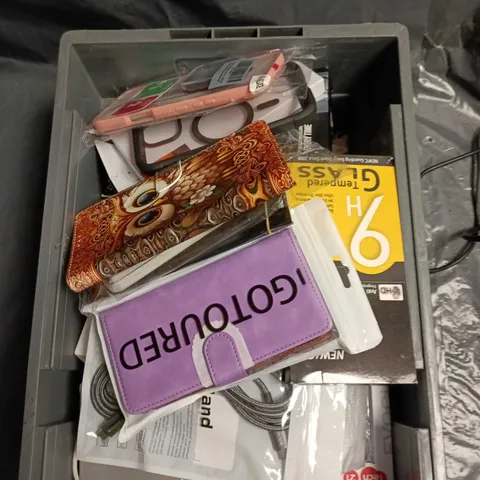 BOX OF ASSORTED ELECTRICAL ITEMS INCLUDING PHONE CASES, USB CHARGERS AND PLUGS