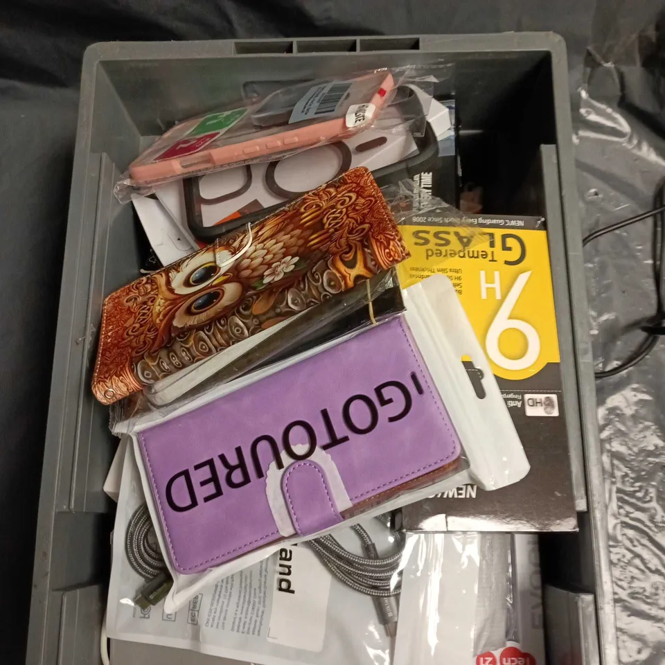 BOX OF ASSORTED ELECTRICAL ITEMS INCLUDING PHONE CASES, USB CHARGERS AND PLUGS
