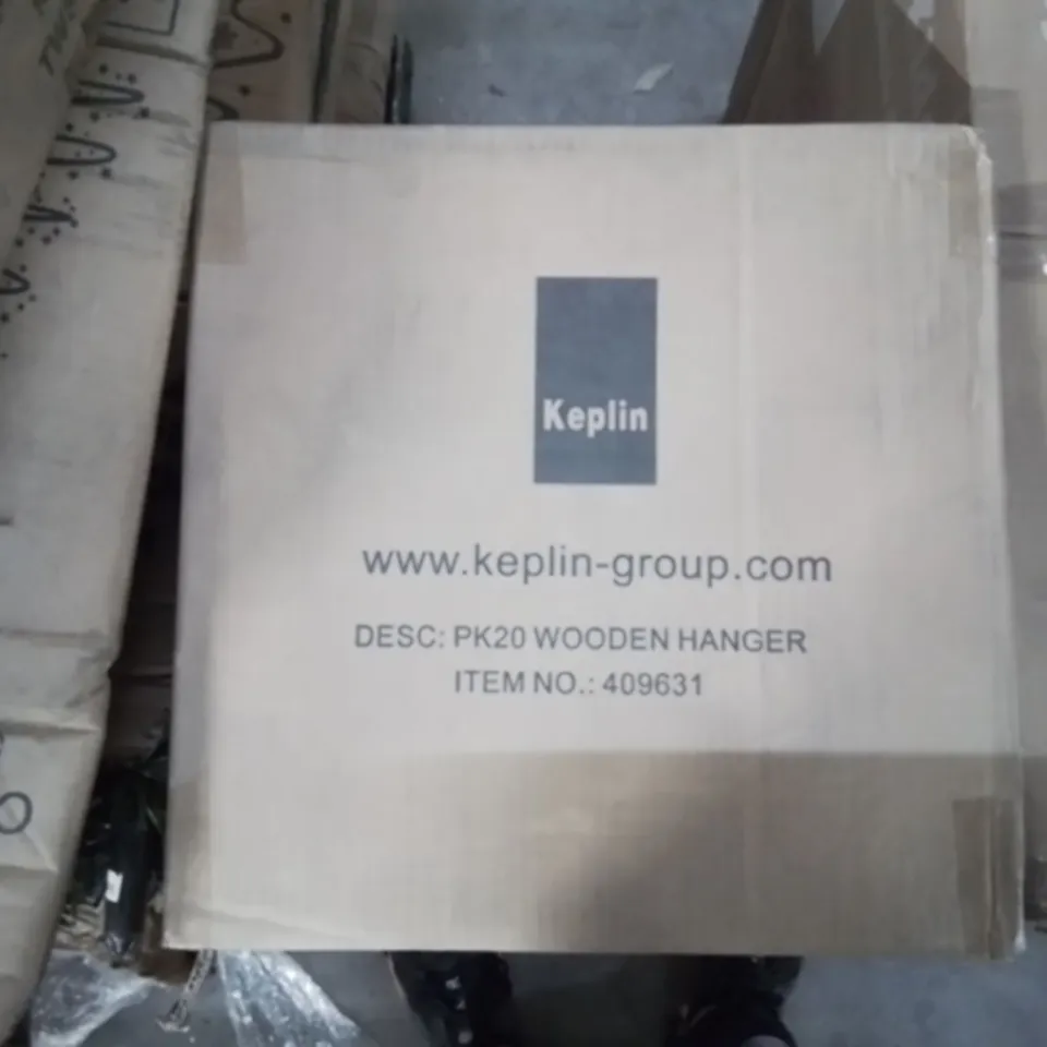 BOXED KEPLIN WOODEN CLOTHES HANGER 