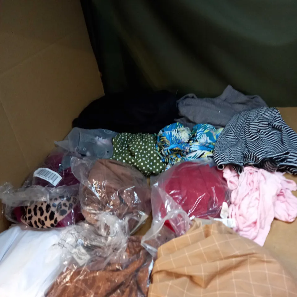 LOT OF APPROX 20 ASSORTED CLOTHING ITEMS TO INCLUDE JUMPERS, SOCKS AND T-SHIRTS