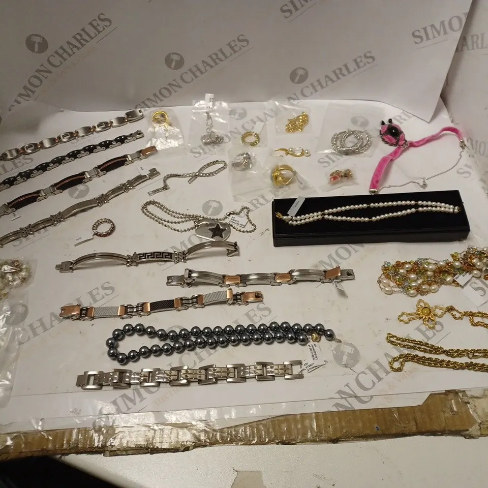 APPROXIMATELY 20 PIECES OF JEWELLERY TO INCLUDE RINGS, BRACELETS, AND NECKLACES ETC. 