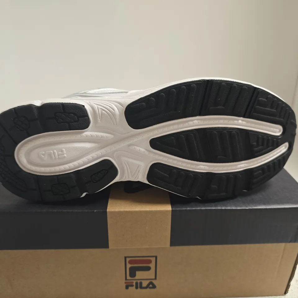 BOXED PAIR OF FILA SKYRUNNER WHITE TRAINERS – JUNIOR UK SIZE 5