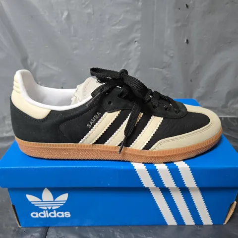 BOXED PAIR OF ADIDAS SAMBA OG W TRAINERS IN BLACK - UK 5.5