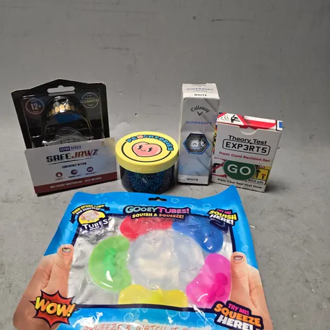 APPROXIMATELY 10 ASSORTED TOYS & GAMES TO INCLUDE - THEORY TEST CARDS , CALLAWAY GOLF BALLS, SAFE JAWZ ETC