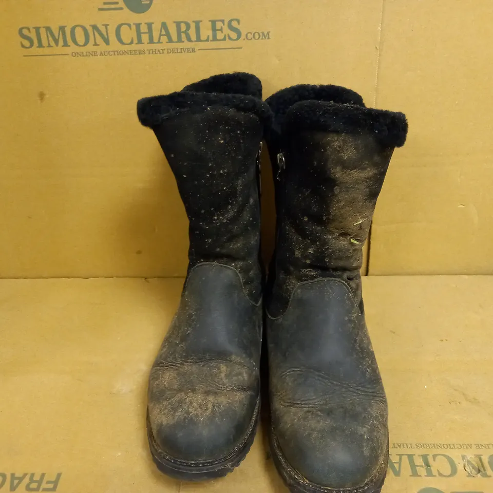 BOXED PAIR OF EMU ALL WEATHER LATROBE LEATHER & SUEDE ZIP MID LENGTH BOOTS - BLACK SIZE 8