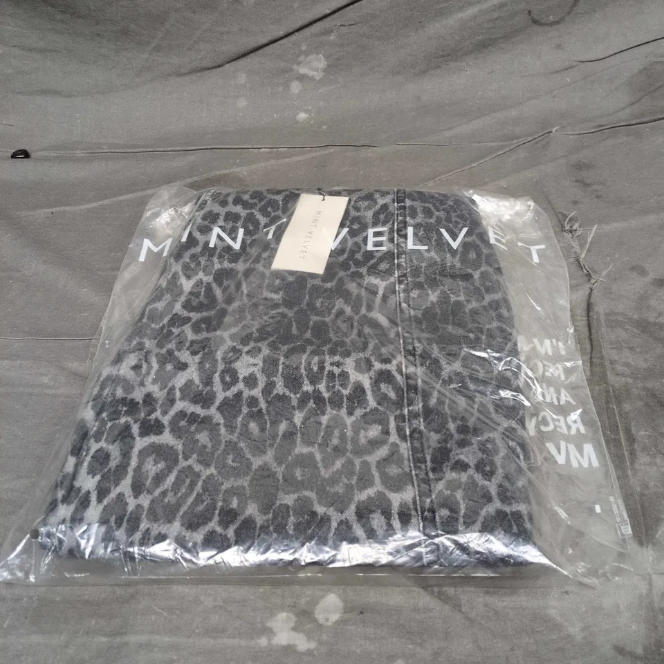 MINT VELVET WOMEN’S GREY LEOPARD PRINT BARREL LEG JEANS – UK 12S