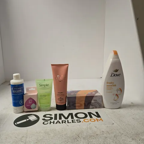 APPROXIMATELY 30 ASSORTED BEAUTY ITEMS INCLUDING PSOREGON ANTI PLAQUE CONDITIONER, 17 BOUNCY SPONGE DUO AND SIMPLE REFRESHING FACIAL WASH