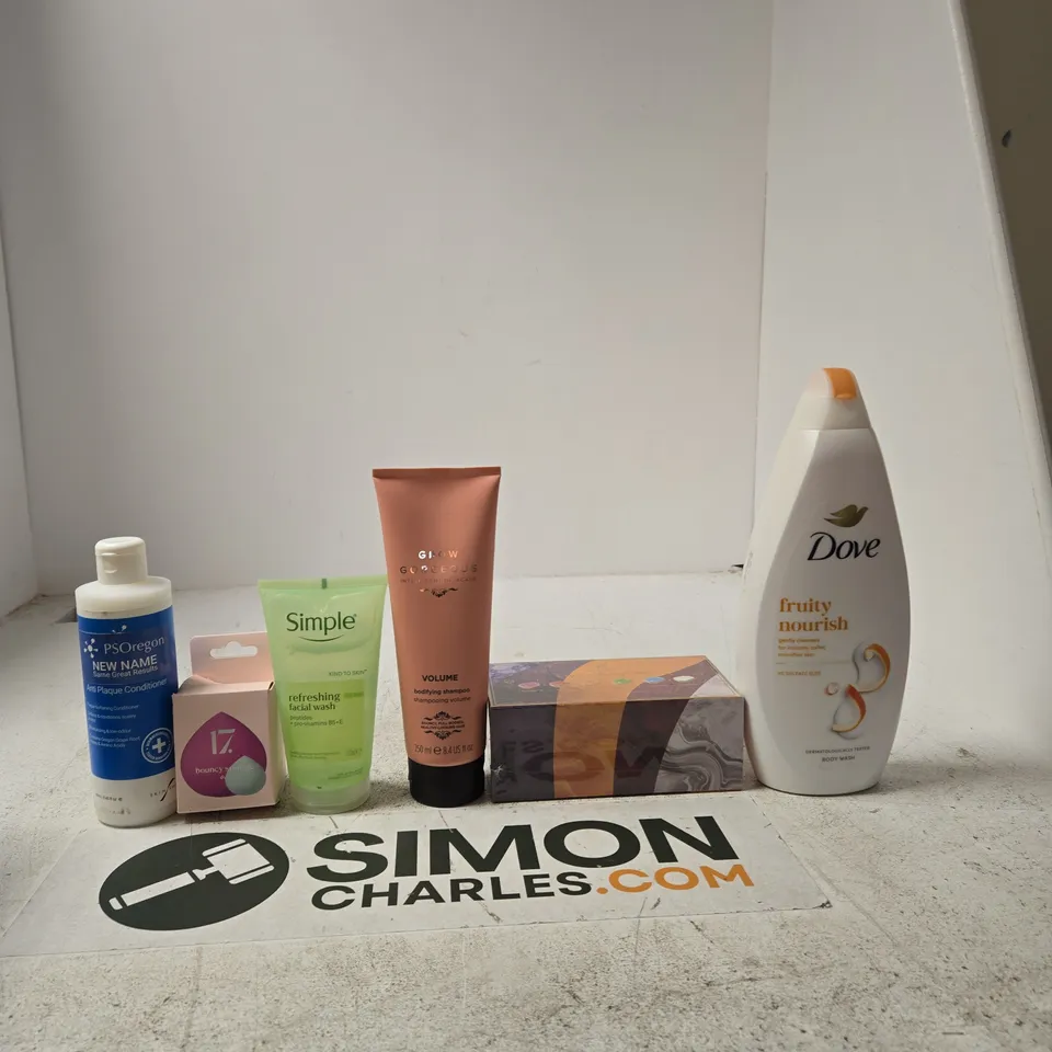 APPROXIMATELY 30 ASSORTED BEAUTY ITEMS INCLUDING PSOREGON ANTI PLAQUE CONDITIONER, 17 BOUNCY SPONGE DUO AND SIMPLE REFRESHING FACIAL WASH