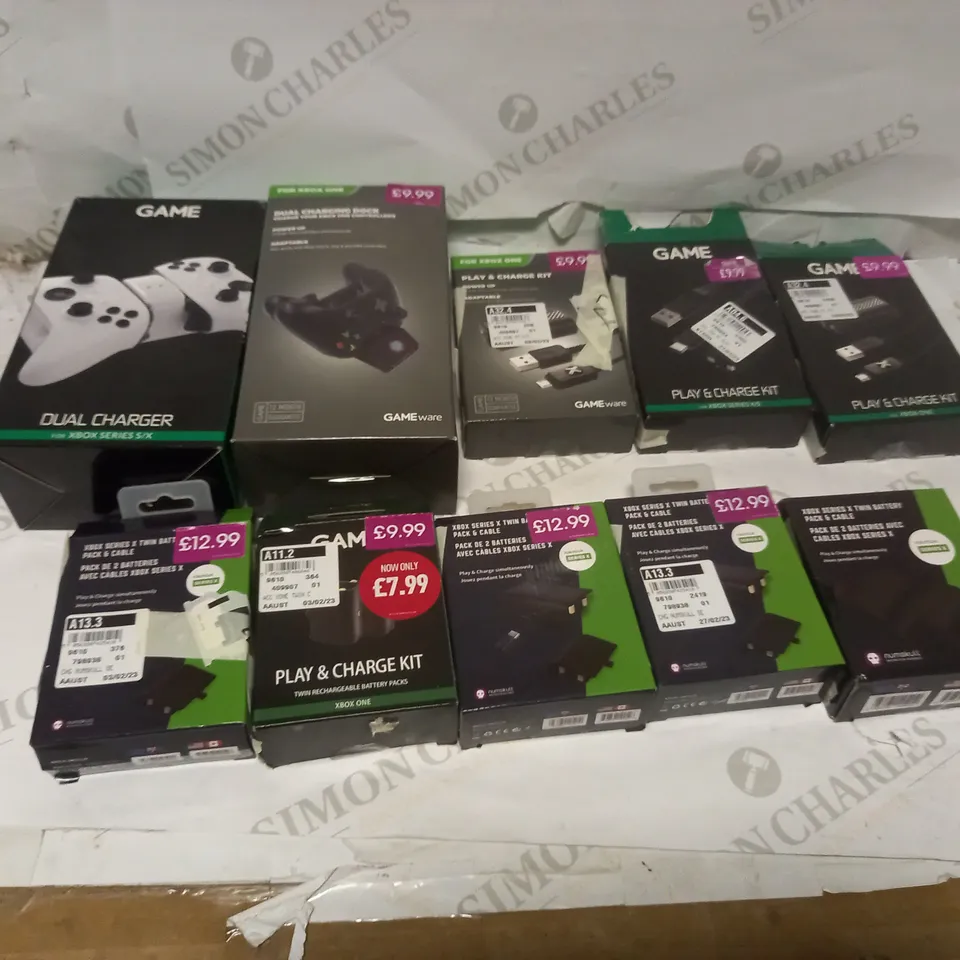 LOT OF 10 ASSORTED XBOX ACCESSORIES TO INCLUDE CHARGE KITS AND CONTROLLER DOCKS