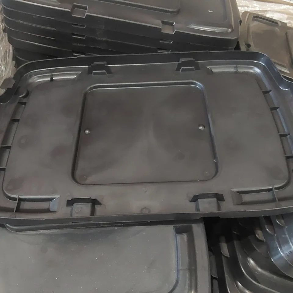 PALLET CONTAINING A VERY LARGE QUANTITY OF PLASTIC CONTAINER LIDS