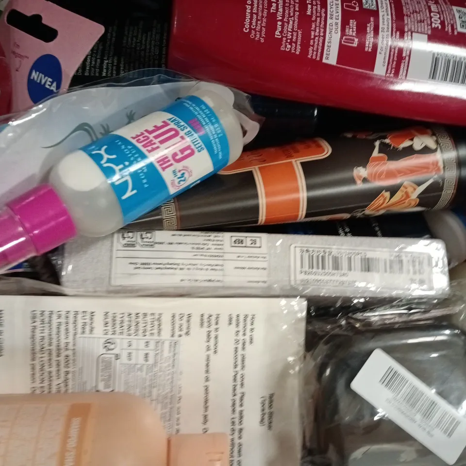 APPROXIMATELY 15 ASSORTED COSMETIC ITEMS TO INCLUDE FEMFRESH, DOVE, ETC - COLLECTION ONLY