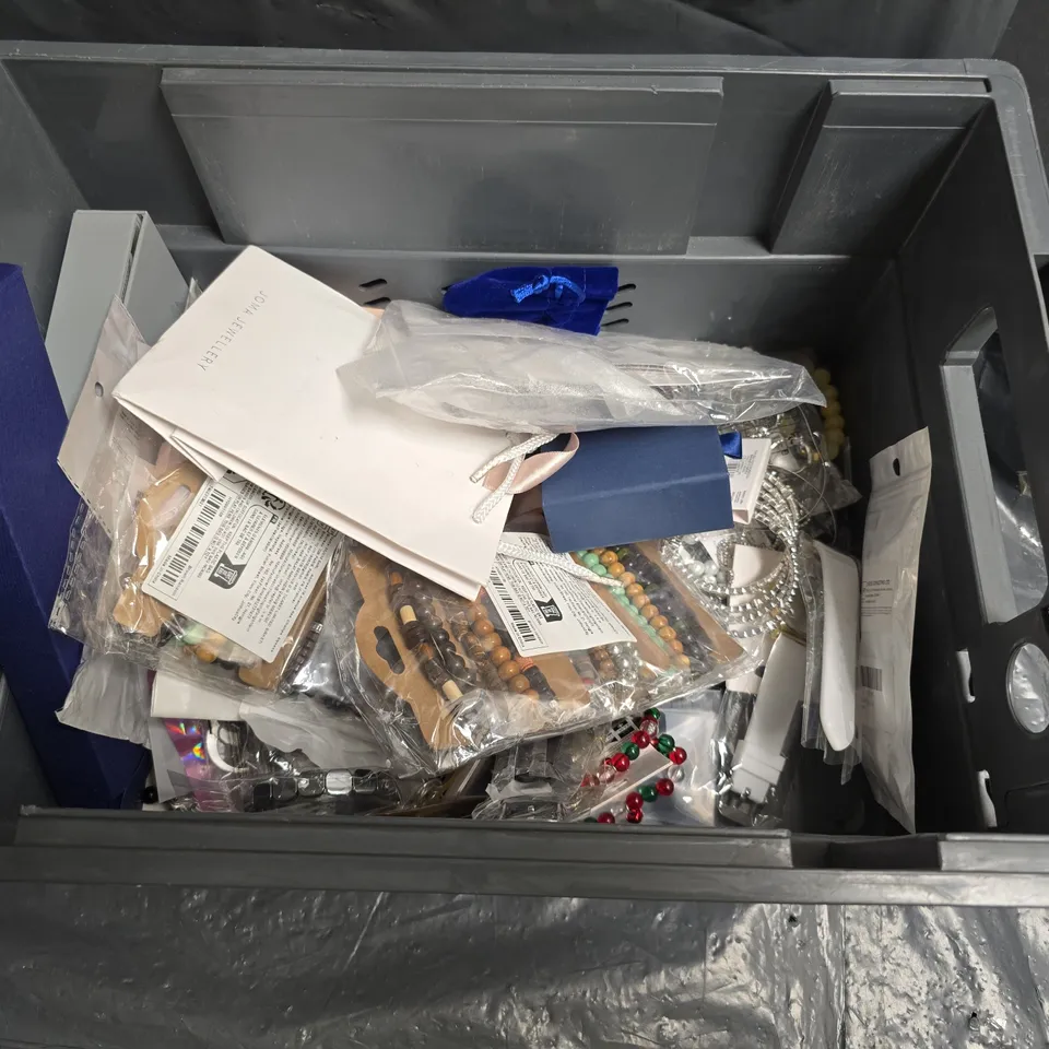 LARGE QUANTITY OF ASSORTED JEWELLERY AND ACCESSORIES