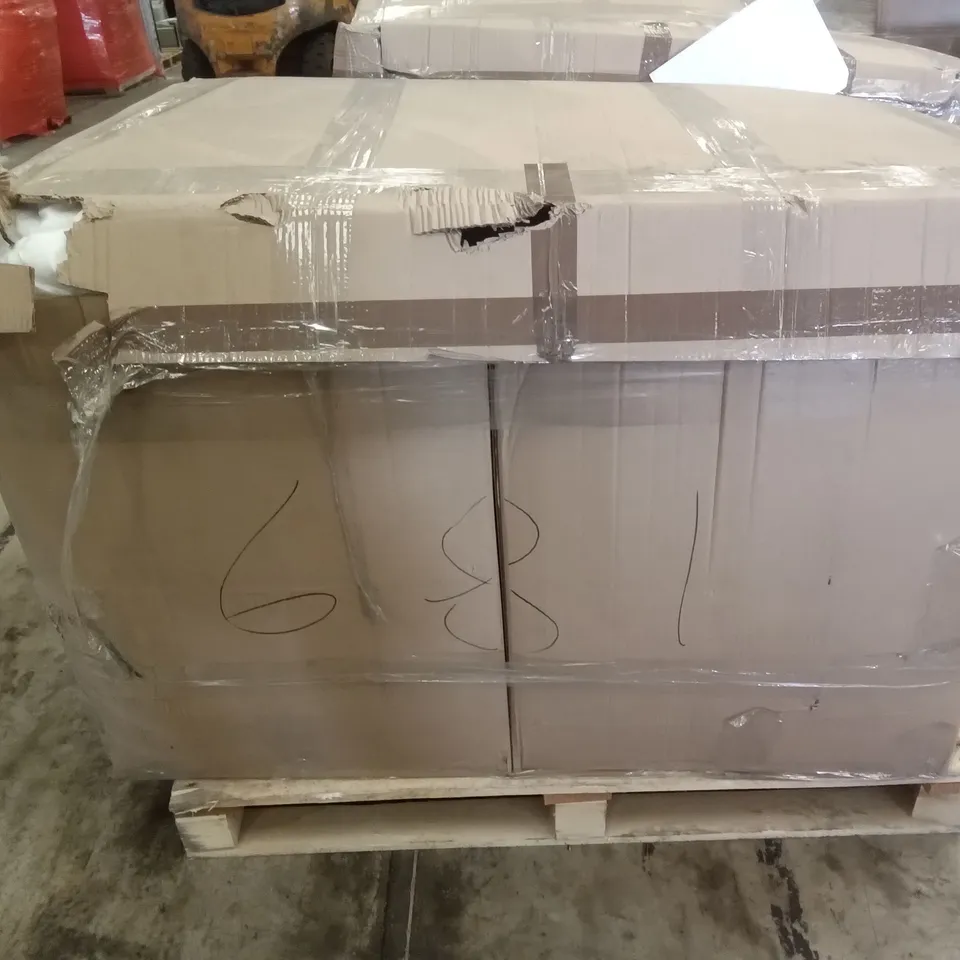 PALLET OF ASSORTED BEDDING INCLUDING SILENTNIGHT ANTI-ALLERGY DUVETS, WEIGHTED BLANKETS, LIVARNO BODY PILLOW, MICROFIBRE DUVET